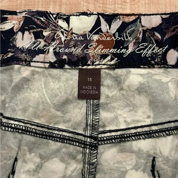 Women’s Gloria Vanderbilt Patterned Shorts Size 14 - Picture 3 of 5